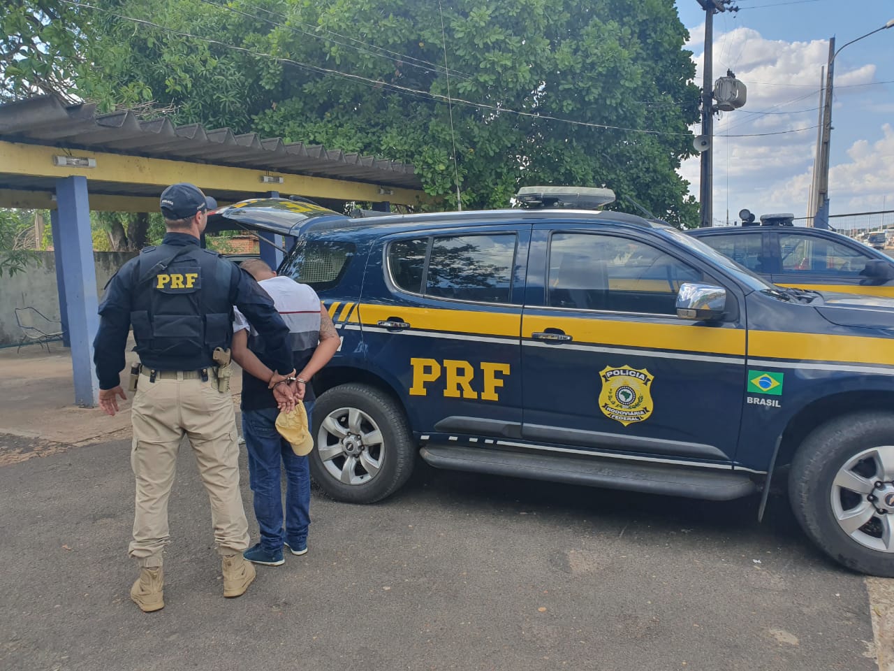 Homem preso em frente à Unidade Operacional da PRF em Teresina